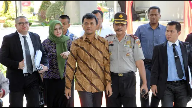 Gubernur Sumatera Utara Gatot Pujo Nugroho memenuhi panggilan penyidik Komisi Pemberantasan Korupsi (KPK). Dia akan diperiksa sebagai tersangka kasus dugaan suap hakim Pengadilan Tata Usaha Negara (PTUN) Medan. Gatot yang mengenakan kemeja batik cokelat t