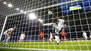 Pemain FC Shakhtar Donetsk, Junior Moraes, mencetak gol yang ke gawang FC Basel pada perempat final di Veltins Arena, Selasa (11/8/2020). Shakhtar Donetsk menang dengan skor 4-1. (Wolgang Rattay/Pool Photo via AP)