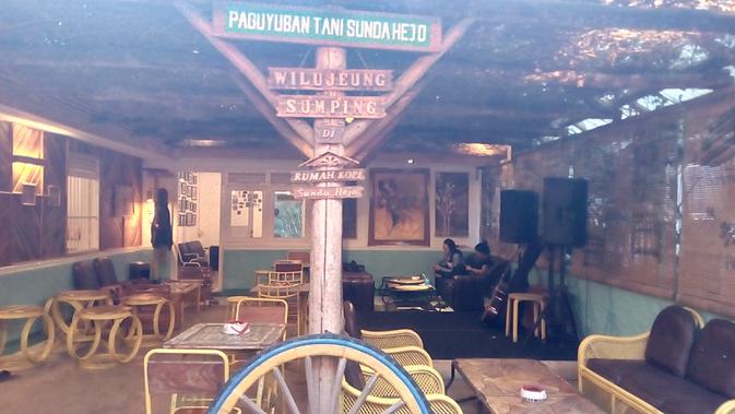 Paguyuban Sunda Hejo di Rancasalak, Garut, Jawa Barat mampu menyajikan informasi yang lengkap soal kopi, termasuk tempat tongkrongan yang enak di Garut (Liputan6.com/Jayadi Supriadin)