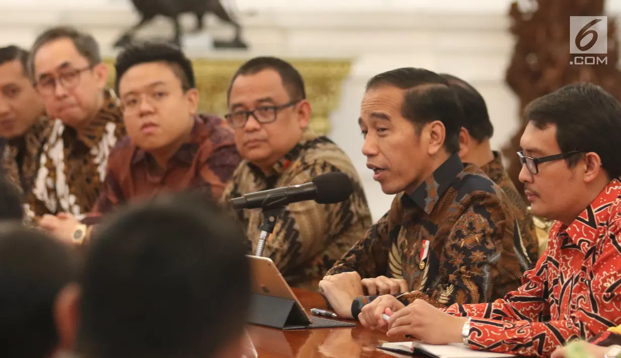 Presiden Joko Widodo berbincang dengan asosiasi pengusaha mikro, kecil dan menengah di Istana Merdeka, Jakarta, Selasa (18/6/2019). Jokowi mengatakan, pelaku UMKM di Indonesia memiliki kesempatan yang masih sangat longgar untuk mengembangkan usaha. (Liputan6.com/Angga Yuniar)