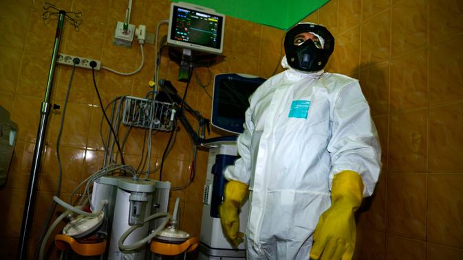 Petugas medis dengan pakaian pelindung menyiapkan ruang isolasi di sebuah rumah sakit di Banda Aceh, Selasa (3/3/2020). Di Aceh, dua rumah sakit menjadi rujukan pasien virus Corona, yakni Rumah Sakit Umum dr Zainoel Abidin (RSUZA) Banda Aceh dan RSUD Cut Meutia, Aceh Utara. (CHAIDEER MAHYUDDIN/AFP)