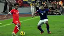 Pemain Malaysia, Shahdan Sulaiman (kiri) berusaha keluar dari kawalan Pemain Malaysia, Safee Sali (kanan) dalam Laga Piala AFF Suzuki 2012 di Stadion Bukit Jalil, Kuala Lumpur, Malaysia, minggu 25 November 2012. pertandingan berakhir 0-3 untuk Singapura.