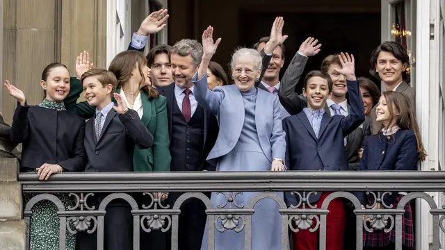 Ratu Margrethe II dari Denmark bersama para anggota keluarga