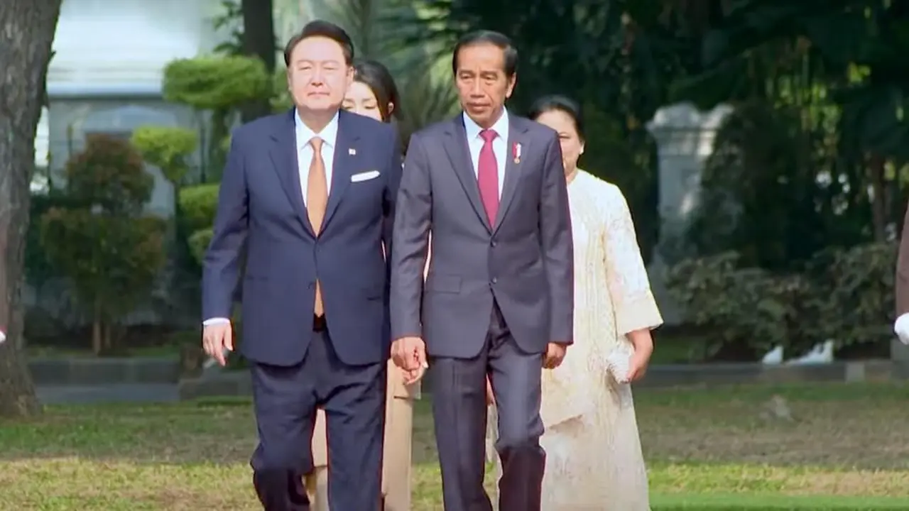 Menko Airlangga mendampingi Presiden Jokowi melakukan pertemuan dengan Presiden Republik Korea (ROK) Yoon Suk-Yeol di Istana Negara, Jakarta, Jumat (8/9).