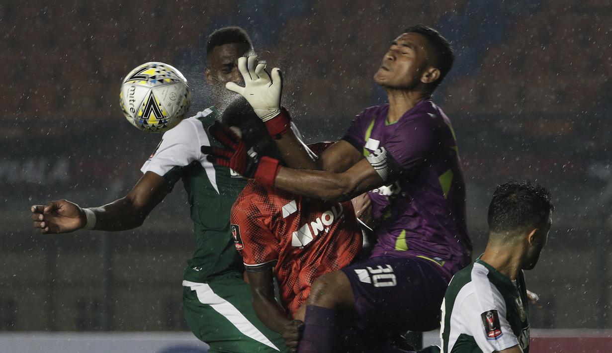 Kiper Perseru Serui, Hendra Molle, melakukan penyelamatan bola saat menghadapi Persebaya Surabaya pada laga Piala Presiden 2019 di Stadion Si Jalak Harupat, Bandung, Sabtu (2/3). Persebaya menang 3-2 atas Perseru. (Bola.com/Yoppy Renato)