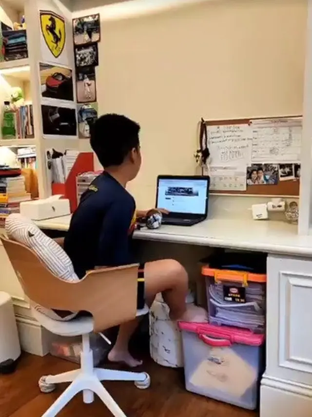 Dian Sastrowardoyo mendampingi kedua anaknya kembali sekolah usai libur lebaran. (Foto: Instagram Stories @therealdisastr)