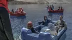 Wisatawan duduk di atas perahu dayung untuk berkendara di Danau Band e-Amir, Provinsi Bamiyan, 4 Oktober 2021. Danau Band-e Amir yang memiliki perairan biru menakjubkan disebut juga sebagai Grand Canyon Afghanistan. (BULENT KILIC/AFP)