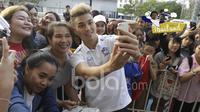 Pemain Thailand Charyl Chappuis menyempatkan diri berfoto bersama fansnya di Thailand. (Bola.com/Vitalis Yogi Trisna)