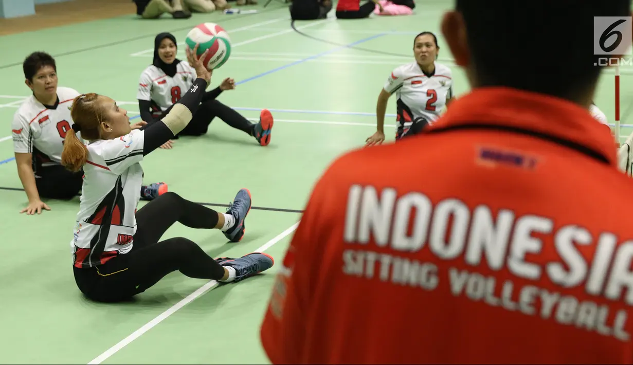 Atlet bola voli duduk putri Asian Para Games Indonesia saat berlatih di Gelora Bung Karno Arena, Jakarta, Rabu (26/9). Latihan ini merupakan pelatnas voli duduk putri Indonesia setelah sebelumnya berlatih di Solo. (Liputan6.com/Helmi Fithriansyah)