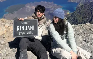 Abun Sungkar dan Callista Arum Mendaki Gunung Rinjani, Bawa Papan 3726 MDPL