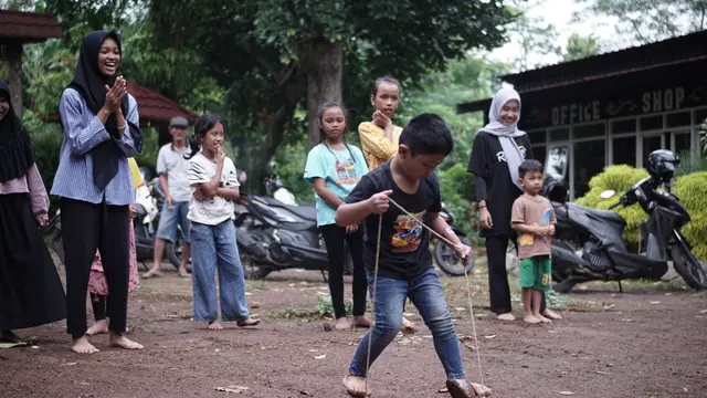 Wajah wajah gembira anak-anak saat bermain bersama di Komunitas Kampung Budaya Piji Wetan, Desa Lau, Kecamatan Dawe, Kudus. (Liputan6.com/Arief Pramono)
