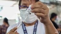 Departemen kesehatan Filipina menangguhkan penggunaan vaksin COVID-19 AstraZeneca pada 8 April 2021 untuk orang di bawah 60 tahun setelah adanya laporan pembekuan darah di luar negeri. (Foto: AFP / Jam Sta Rosa)