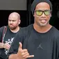 Eks Striker Barcelona, Ronaldinho tiba di Stadion Nasional di San Jose sebelum pertandingan persahabatan melawan mantan pemain Kosta Rika, (4/8). (AFP Photo/Ezequiel Becerra)