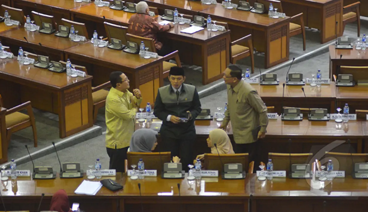 Sejumlah Anggota DPR RI saat menghadiri sidang paripurna di Gedung Nusantara II, Komplek Parlemen Senayan, Jakarta, Selasa (17/2/2015). Dalam rapat tersebut DPR mengesahkan revisi UU Pilkada dan UU Pemda.  (Liputan6.com/Andrian M Tunay)