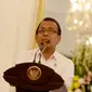 Mensesneg Pratikno memberikan keterangan terkait diterbitkannya Keppres pemberhentian sementara Ketua KPK Abraham Samad serta Wakil Ketua KPK Bambang Widjojanto di Istana Merdeka, Jakarta, Rabu (18/2/2015). (Liputan6.com/Faizal Fanani) 