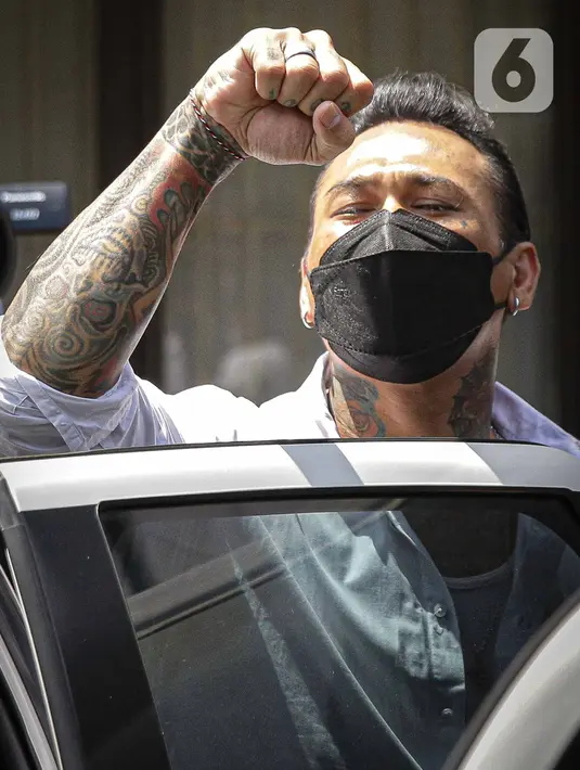 Musikus I Gede Ari Astina alias Jerinx bersiap meninggalkan Biddokkes Polda Metro Jakarta, Sabtu (15/8/2021). Jerinx akhirnya memutuskan untuk menerima suntikan vaksin Sinovac dosis pertama. (Liputan6.com/Faizal Fanani)