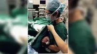 Foto perbuatan mulia perawat Li sebagai petugas medis tersebut diposting online dan menjadi viral. (thesun.co.uk)