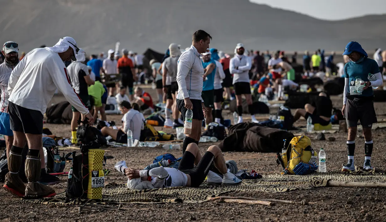 Sejumlah pelari bersiap pada stage pertama Marathon des Sables 2023 yang menempuh antara Jebel Irhs hingga Oued Tijekht di Gurun Sahara, Maroko, 24 April 2023. Ajang yang berlangsung dari 21 April hingga 1 Mei 2023 tersebut diikuti oleh 1200 pelari dan akan menempuh 250 km. (AFP/Jean-Philippe Ksiazek)