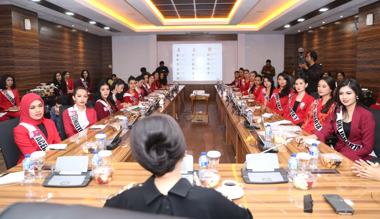 39 Finalis Puteri Indonesia 2018 saat menyambangi gedung KEIN, di Jalan Medan Merdeka Barat, Jakarta Pusat, Jumat (2/3/2018). (Adrian Putra/Bintang.com)