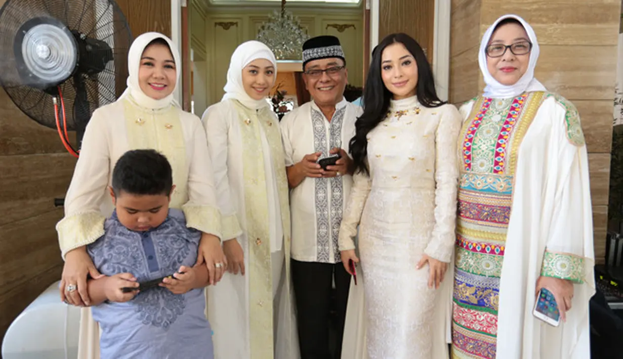 Ditemui di kawasan  Sentul, Jawa Barat, Niki bercerita mengenai tradisi yang dilakukannya setiap lebaran. Mulai dari Salat Ied bersama Opa dan Omanya dan momen sungkeman dengan orang tuanya. (Adrian Putra/Bintang.com)