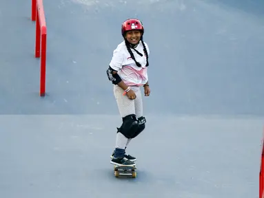 Skateboarder Indonesia Aliqqa Novvery pada sesi latihan jelang Asian Games 2018 di arena roller sport Jakabaring Sport City, Palembang, Senin (27/8). Aliqqa (9) merupakan atlet termuda pada ajang olah raga Asian Games. (ANTARA FOTO/INASGOC/M N Kanwa)