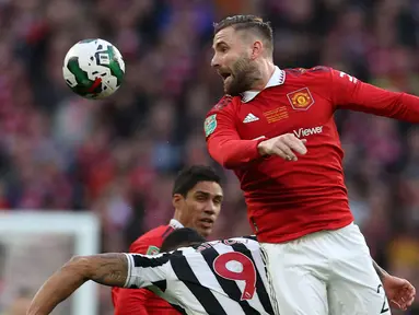 Pemain Manchester United, Luke Shaw (kanan) berebut bola dengan pemain Newcastle United, Callum Wilson pada laga final Carabao Cup 2022/2023 di Wembley Stadium, London, 26 Februari 2023. Shaw bergabung dengan MU pada bursa transfer musim panas 2014/20/15 dari Southampton dengan biaya 37,50 juta euro. (AFP/Adrian Dennis)