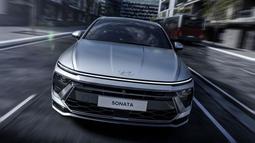 Facia depannya dihiasi dengan lampu memanjang dari kiri ke kanan yang membuatnya terlihat futuristis dan fungky. Bumper depan kini tampil agresif dengan grill berukuran besar dan lampu di sisi kanan dan kirinya. Lampu sudah menggunakan teknologi full LED hingga ke fog lamp-nya. (Source: caranddriver.com)