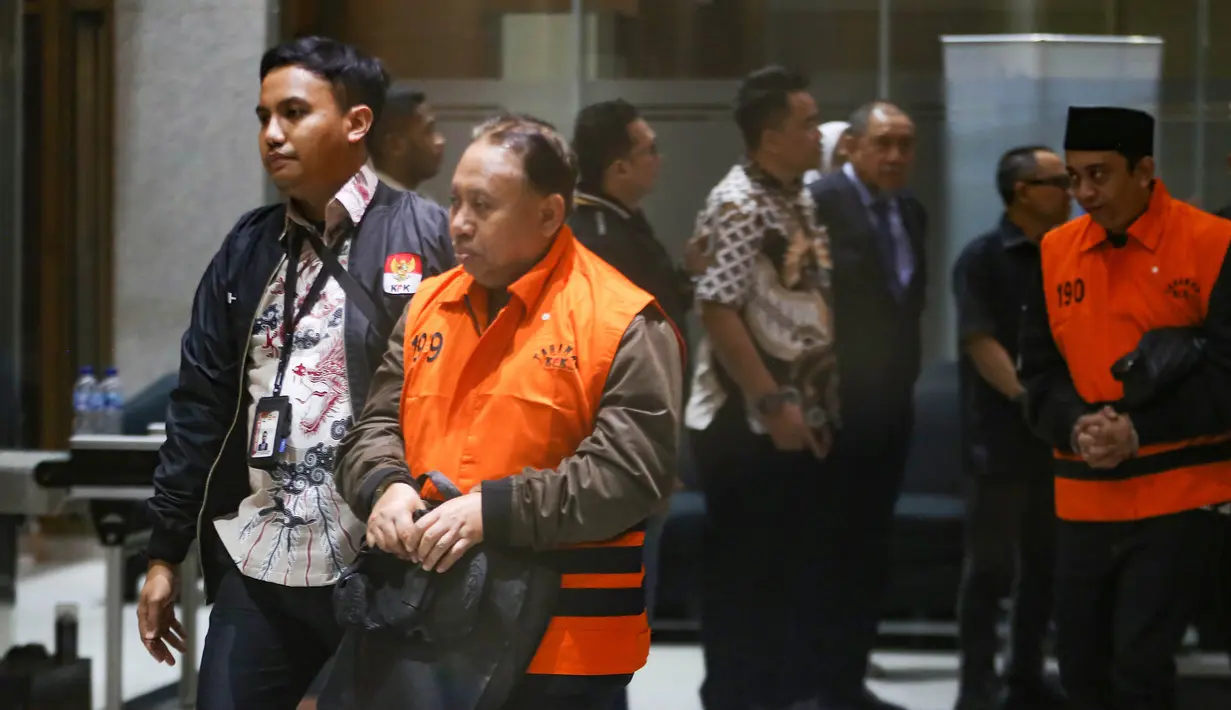 Rektor Universitas Jenderal Soedirman (Unsoed) Akhmad Sodiq melangkah menuju mobil tahanan seusai menjalani pemeriksaan di Gedung Merah Putih KPK, Jakarta, Sabtu, 22 Agustus 2026. KLY/ Arie Basuki)
