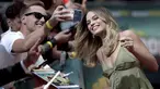 Aktris Margot Robbie berselfie dengan penggemar saat tiba menghadiri pemutaran perdana film 'Once Upon A Time in Hollywood' di Berlin, Jerman (1/8/2019). Margot Robbie  tampil cantik mengenakan gaun hijau zaitun dari koleksi Jacquemus's Spring 2020. (AP Photo/Michael Sohn)