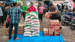 Warga mendistribusikan bantuan paket sembako kepada masyarakat terdampak banjir bandang di Aceh Utara, Provinsi Aceh, Selasa (04/01/22). Banjir bandang yang membawa material lumpur, pasir dan kayu bentuk kepedulian BRI membantu masyarakat untuk bangkit dari masa sulit. (Liputan6.com/HO/Humas BRI)