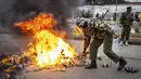 Para demonstran anti-pemerintah di Kenya menyalakan api unggun dan memblokade jalan-jalan utama di ibukota pada hari Jumat. (AP Photo/Samson Otieno)