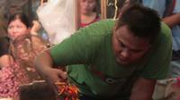 Pedagang tengah menata cabai dagangannya di Pasar Induk Kramat Jati, Jakarta, Selasa (24/11). Harga cabai merah keriting kini dipatok Rp 25 ribu per kg, sementara cabai merah rawit dipatok Rp 28 ribu per kg. (Liputan6.com/Angga Yuniar)