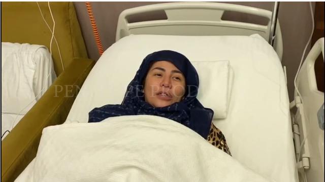 6 Potret Cinta Penelope Terbaring Di Rumah Sakit Usai Jalani