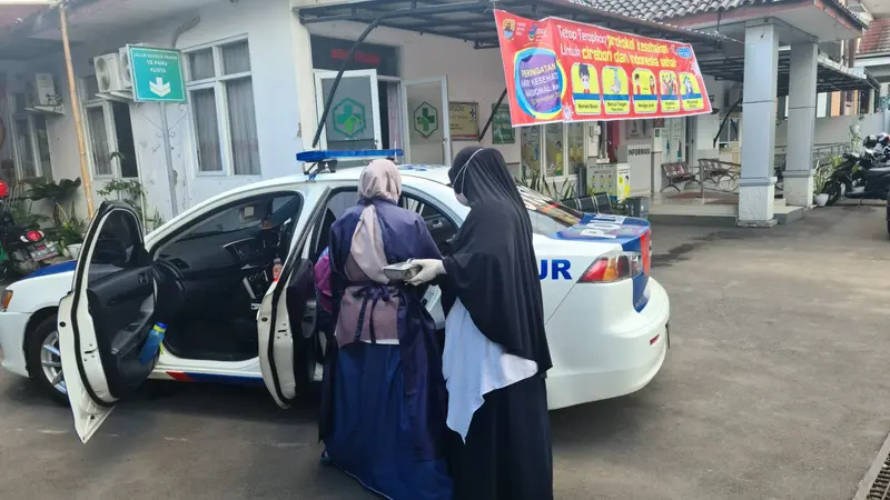 Seorang Ibu Melahirkan di Tol Palikanci dengan dibantu anggota polisi. (Istimewa)