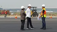 Presiden Joko Widodo (Jokowi) meninjau progres pembangunan Runway 3 Bandara Internasional Soekarno Hatta, Kota Tangerang, Jumat (21/6/2019).