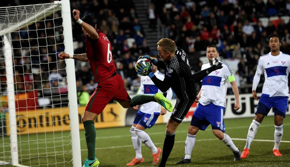 Kiper Kepulauan Faroe, Gunnar Nielson, mengamankan gawangnya dari serangan pemain Portugal pada laga Grup B Kualifikasi Piala Dunia 2018 zona Eropa di Torsvollur Stadium, Selasa (11/10/2016) dini hari WIB. (AFP/Francisco Leong)