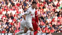 Penyerang Tottenham Hotspur, Son Heung-min, merayakan gol yang dicetaknya ke gawang Liverpool dalam laga Premier League di Anfield, Minggu (5/5/2024) malam WIB. Sayangnya Tottenham Hotspur kalah 2-4 dari tim tuan rumah dalam laga tersebut. (Darren Staples / AFP)
