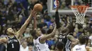 Aksi pemain Dallas Mavericks, Dennis Smith Jr. (1) mencoba mencetak poin saat diadang pemain San Antonio Spurs pada laga NBA Basketball game di American Airlines Center, Dallas, (14/11/2017). Spurs menang 97-91. (AP/LM Otero)