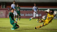 BRI Liga 1: Lawan Menumpuk Pemain di Belakang, Penyebab Striker Persebaya Samsul Arif Kesulitan Cetak Gol