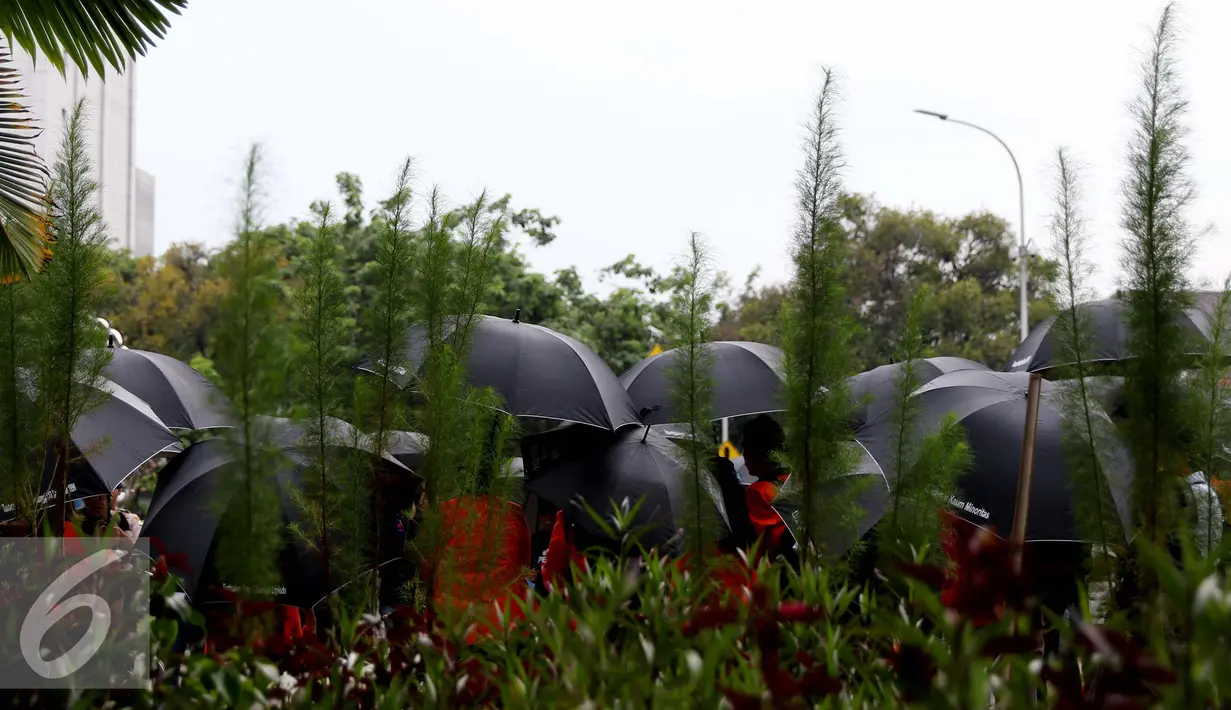 Payung hitam yang menjadi ciri khas aksi Kamisan di depan Istana Merdeka, Jakarta, Kamis (27/10). Aksi Kamisan ini merupakan aksi yang ke-456. (Liputan6.com/Gempur M Surya)
