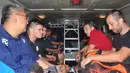 Suasana di dalam mobil rantis (kendaraan taktis) Polri saat Arema Cronus usai bertanding melawan Madura United di Stadion Gelora Bangkalan, Jumat (6/5/2016). (Bola.com/Iwan Setiawan)