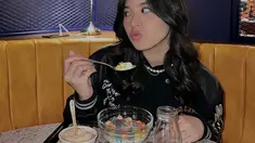 Zee JKT48 sangat menyukai es krim ketika hangout di mal. Es krim menjadi makanan favorit Zee. Ekspresi senang saat makan es krim ini memperlihatkan perempuan 16 Mei 2004 ini menemukan kesenangan saat lepas penat di hangout. Mencari kuliner yang enak seperti es krim bisa jadi salah satu opsi. (Liputan6.com/IG/@jkt48.zee)