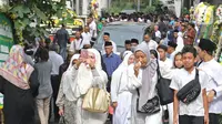 Suasana rumah duka KH Salahuddin Wahid atau Gus Sholah di Tendean, Jakarta, Senin (3/2/2020). Pemimpin Pondok Pesantren Tebuireng tersebut meninggal pada usia 78 tahun. (Liputan6.com/Herman Zakharia)