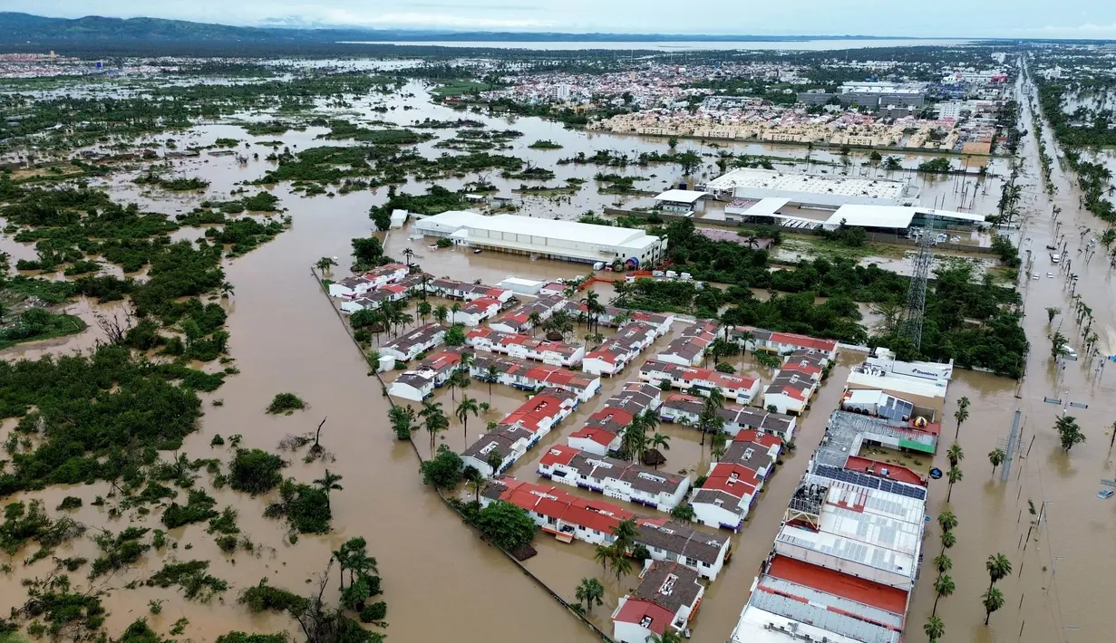 Badai John kembali menguat pada hari Kamis (26/9/2024) di Acapulco, Meksiko. (Francisco ROBLES/AFP)