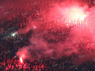 Aksi The Jakmania merayakan kemenangan timnya dengan menyalakan flare pada laga Trofeo Persija  di Stadion Utama Gelora Bung Karno, Jakarta, Sabtu (9/4/2016). (Bola.com/Nicklas Hanoatubun)