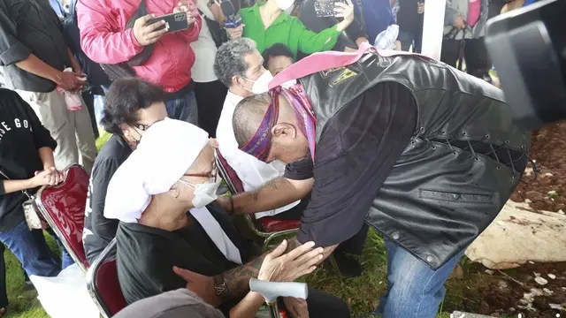 [Fimela] Pemakaman Bob Tutupoly