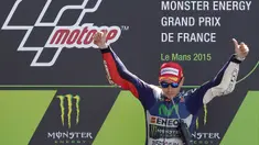 Valentino Rossi ternyata kalah hebat dari Jorge Lorenzo saat tampil di Sirkuit Le Mans, Prancis. Dalam 10 tahun terakhir, pebalap asal Spanyol itu sudah meraih juara sebanyak lima kali, sementara Rossi baru satu. (AFP/Charly Triballeau)