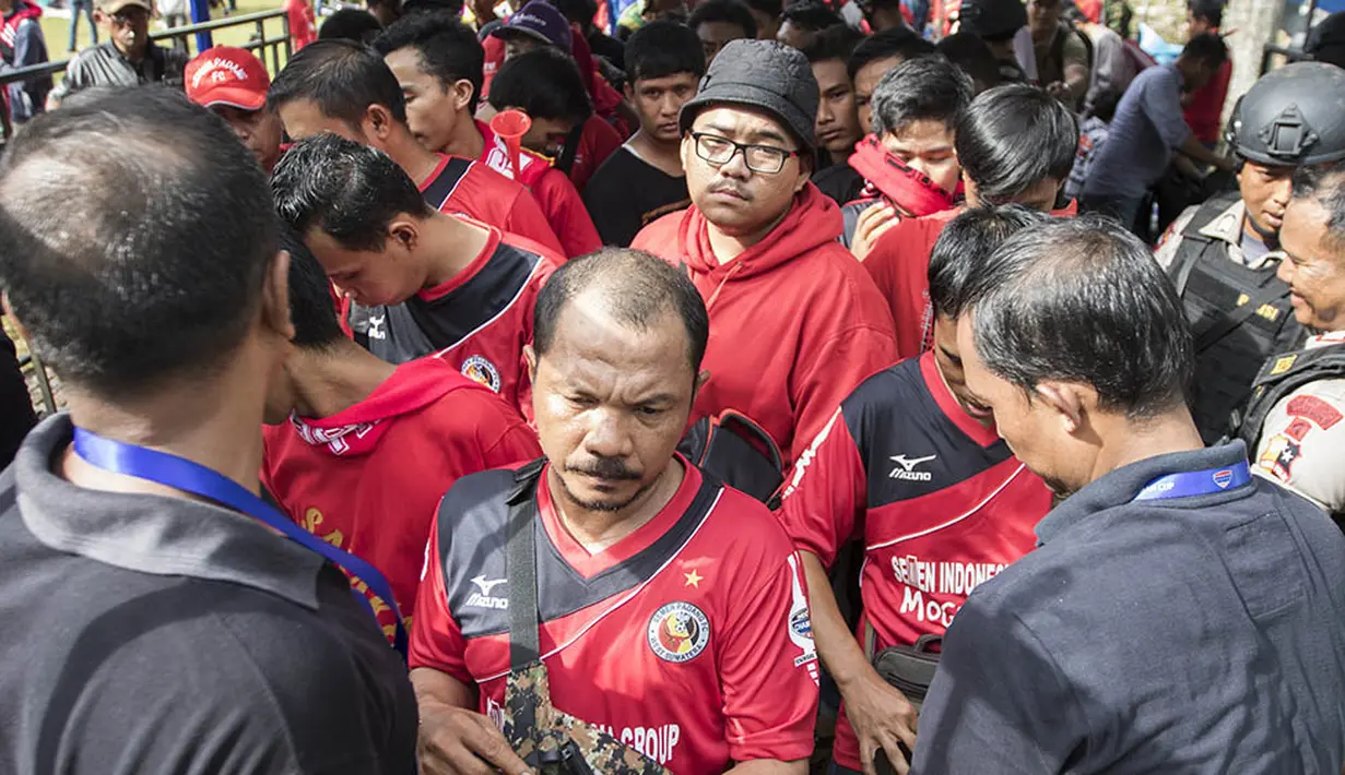 Suporter Semen Padang melewati pemeriksaan petugas saat memasuki Stadion Utama Gelora Bung Karno, Jakarta, jelang final Piala Jenderal Sudirman antara Semen Padang melawan Mitra Kukar, Minggu (24/1/2016). (Bola.com/Vitalis Yogi Trisna)