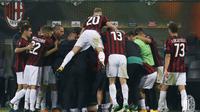 Para pemain AC Milan merayakan gol Patrick Cutrone bersama Vincenzo Montella.