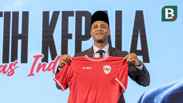  Momen Patrick Kluivert Pakai Peci saat Konferensi Pers Perkenalan Pelatih Baru Timnas Indonesia